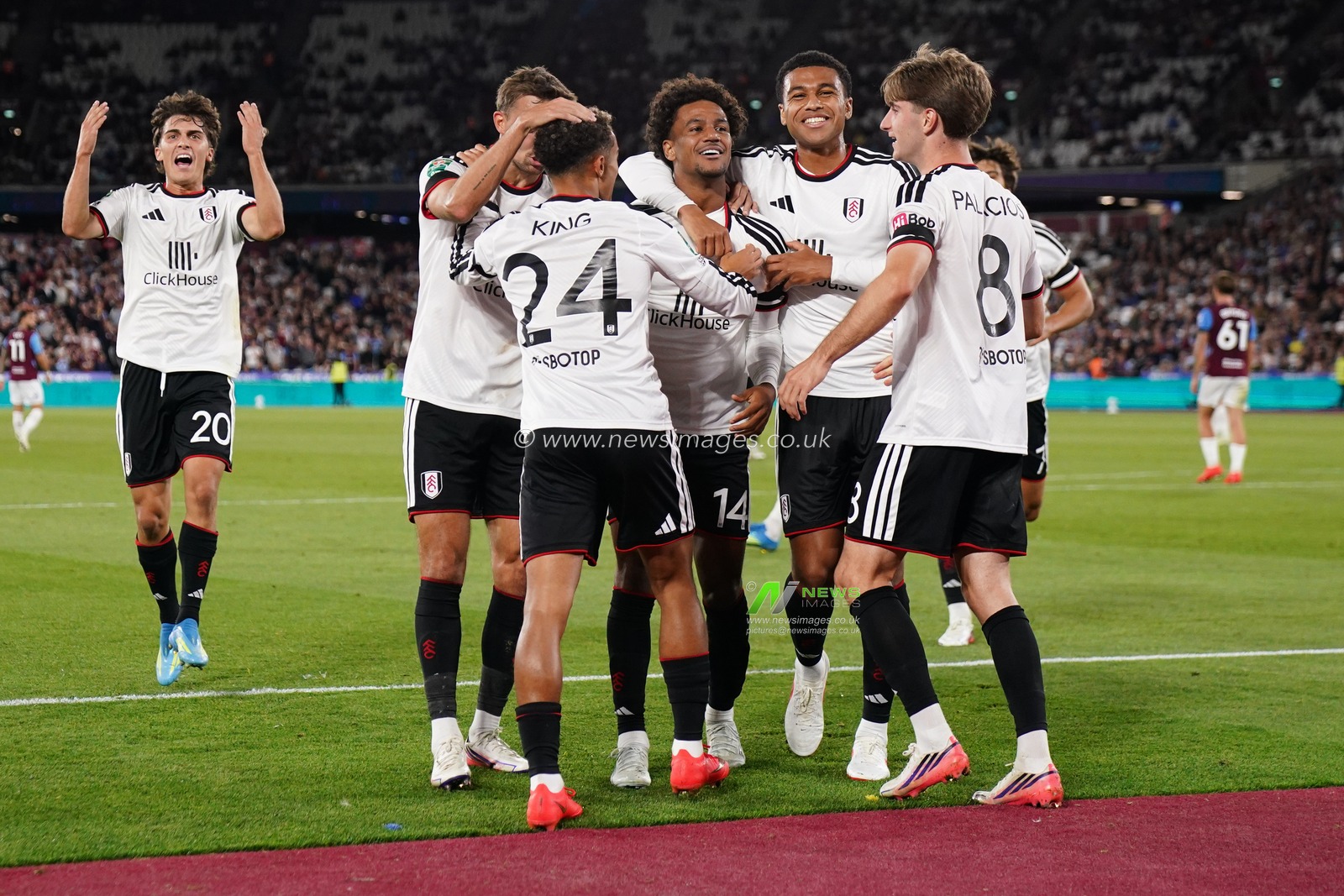 Fulham players celebrate 2-3 lead during the Carabao Cup round 3 match West Ham United vs Fulham at London Stadium, London, United Kingdom on 15 September 2026

(Photo by Harvey Murphy/News Images)