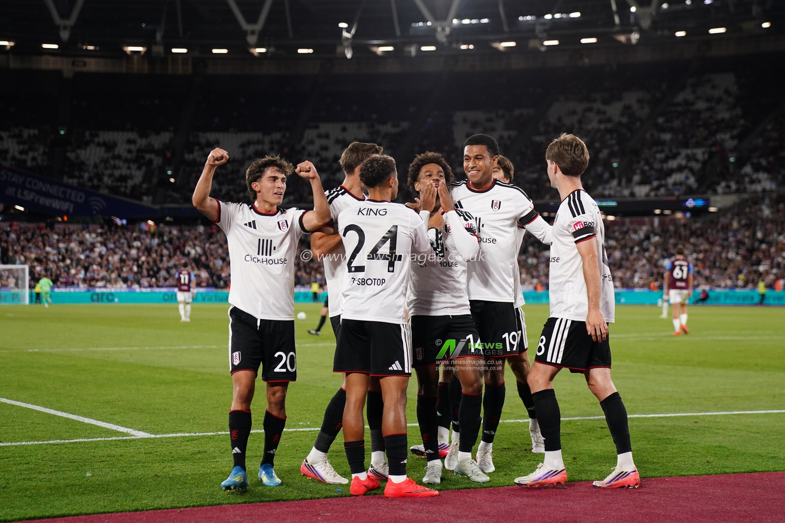 Fulham players celebrate 2-3 lead during the Carabao Cup round 3 match West Ham United vs Fulham at London Stadium, London, United Kingdom on 15 September 2026

(Photo by Harvey Murphy/News Images)