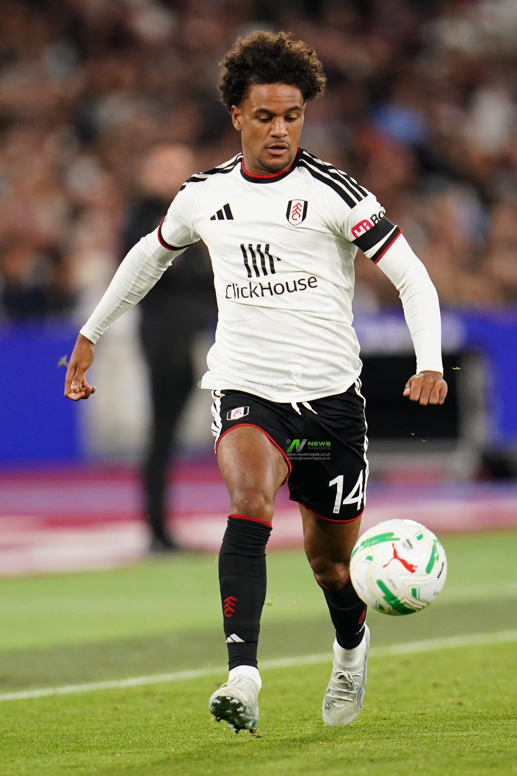 Oscar Bobb of Fulham with the ball during the Carabao Cup round 3 match West Ham United vs Fulham at London Stadium, London, United Kingdom on 15 September 2026

(Photo by Harvey Murphy/News Images)