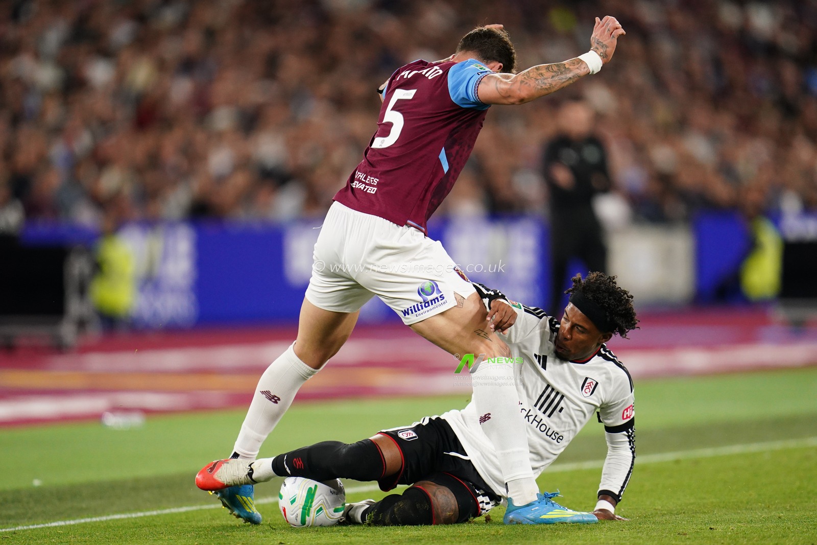 Kevin of Fulham attempts to win ball off Morato of West Ham United during the Carabao Cup round 3 match West Ham United vs Fulham at London Stadium, London, United Kingdom on 15 September 2026

(Photo by Harvey Murphy/News Images)