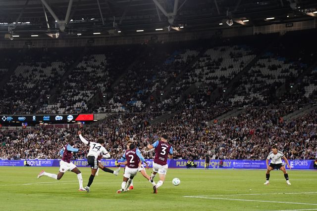 Oscar Bobb of Fulham scores to make it 2-3 during the Carabao Cup round 3 match West Ham United vs Fulham at London Stadium, London, United Kingdom on 15 September 2026

(Photo by Harvey Murphy/News Images)