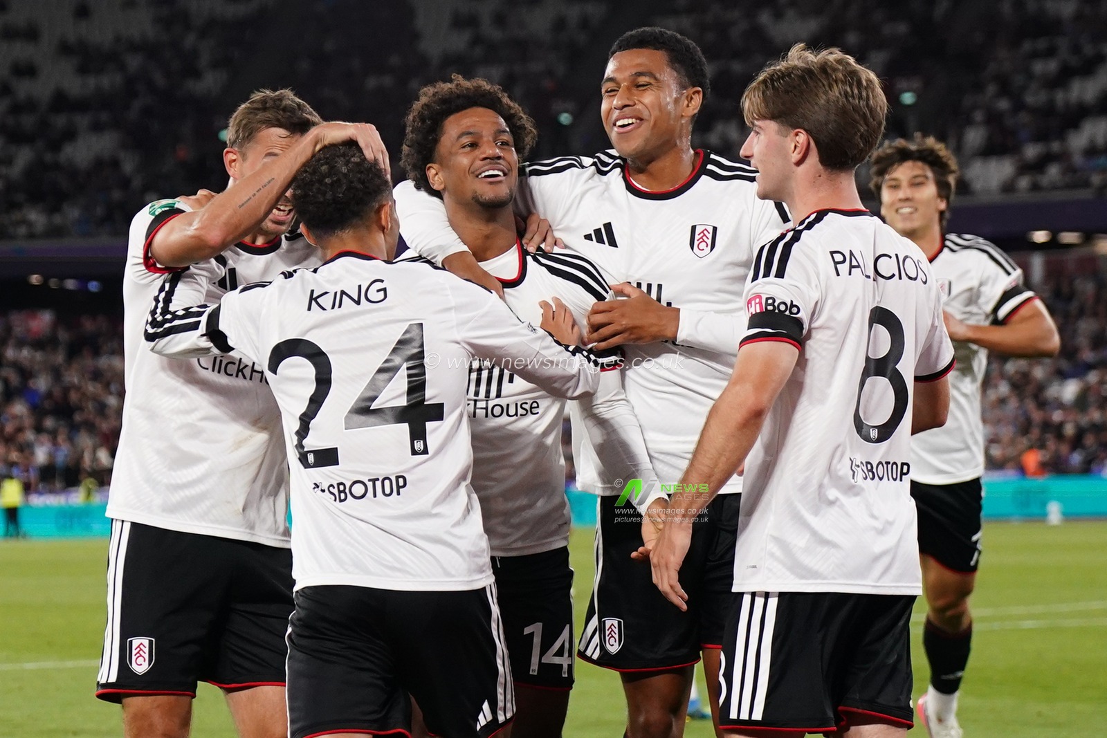 Oscar Bobb of Fulham celebrates his goal with teammates during the Carabao Cup round 3 match West Ham United vs Fulham at London Stadium, London, United Kingdom on 15 September 2026

(Photo by Harvey Murphy/News Images)