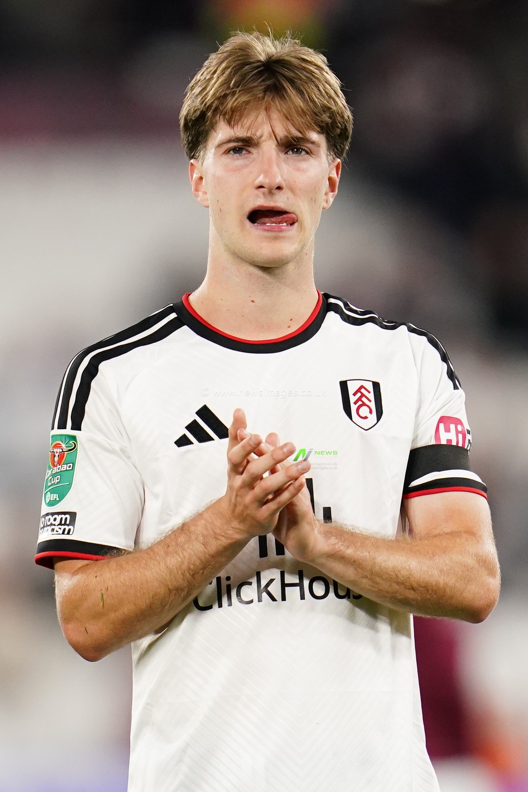 Cesar Palacios of Fulham applauds away support during the Carabao Cup round 3 match West Ham United vs Fulham at London Stadium, London, United Kingdom on 15 September 2026

(Photo by Harvey Murphy/News Images)