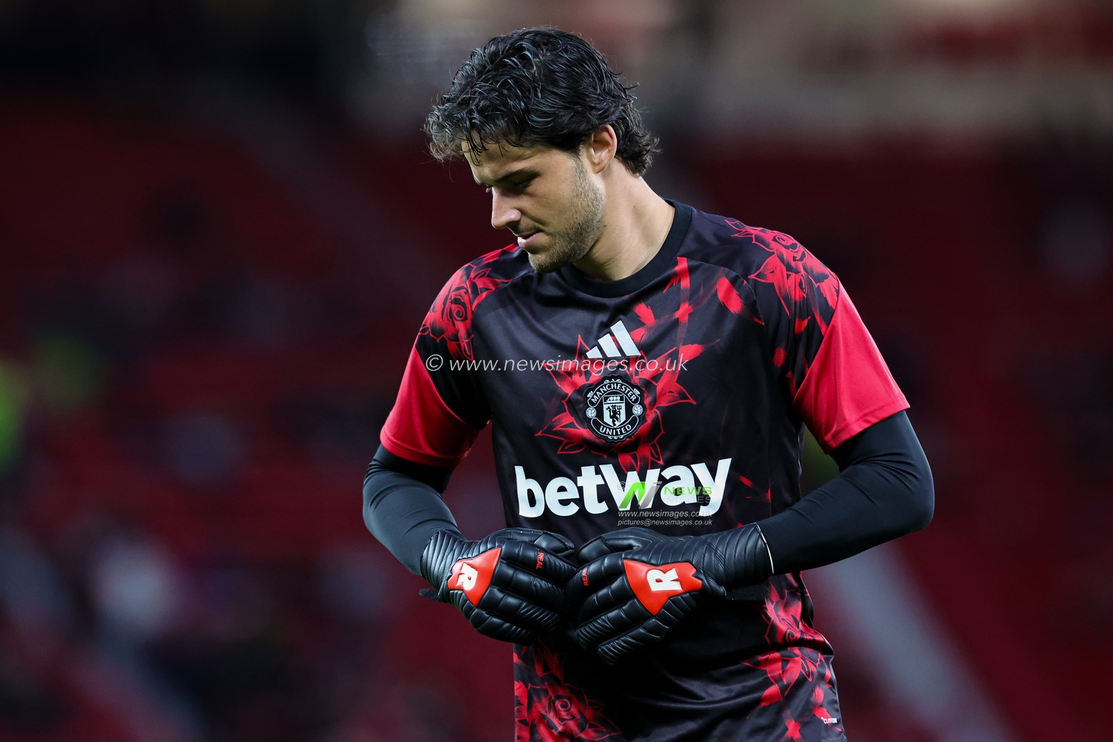 Manchester United goalkeeper Senne Lammens in the pregame warmup session  during the Carabao Cup round 3 match Manchester United vs Brighton & Hove Albion at Old Trafford, Manchester, United Kingdom on 16 September 2026

(Photo by Mark Cosgrove/News Images)