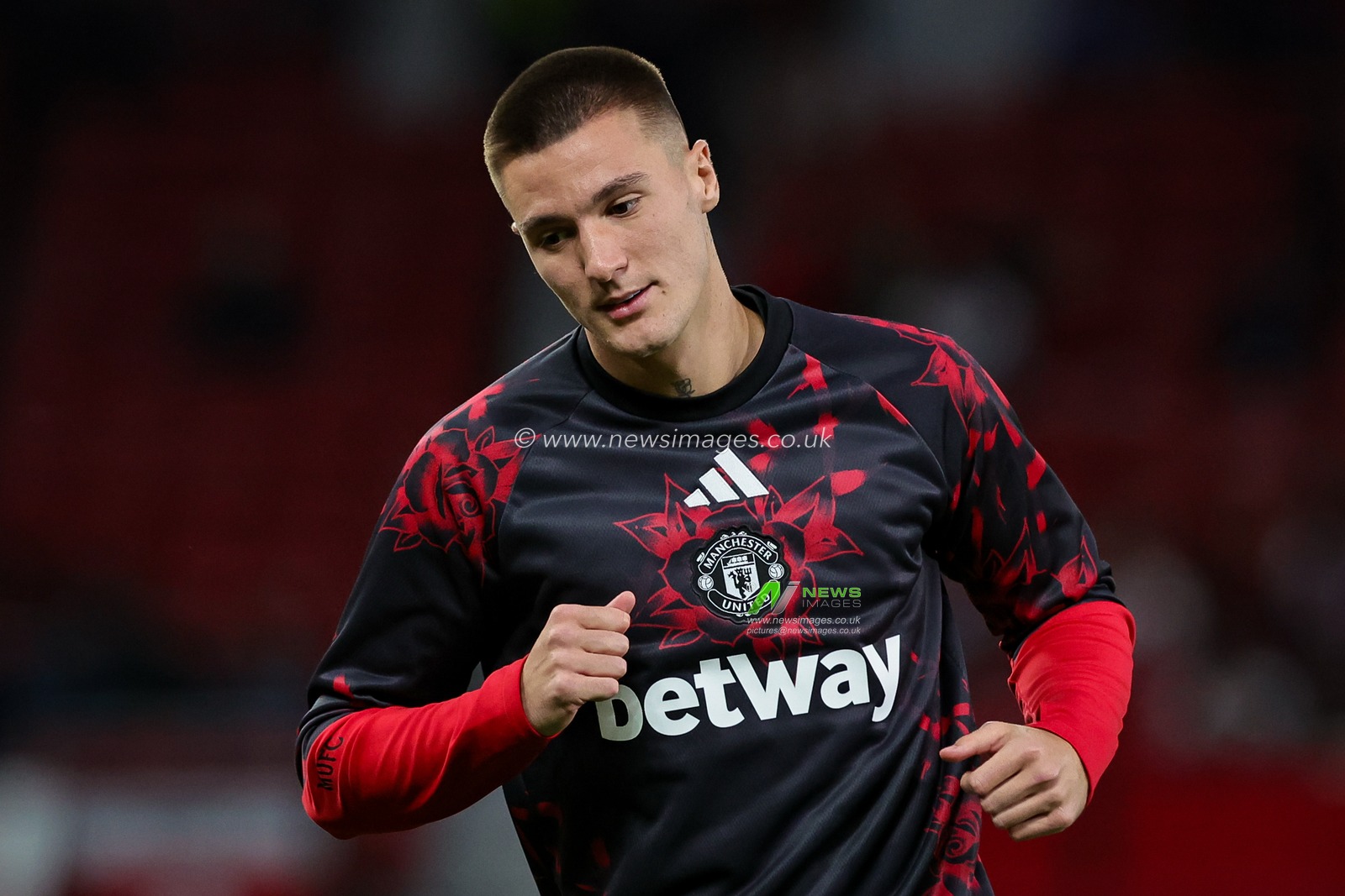 Benjamin Sesko of Manchester United in the pregame warmup session  during the Carabao Cup round 3 match Manchester United vs Brighton & Hove Albion at Old Trafford, Manchester, United Kingdom on 16 September 2026

(Photo by Mark Cosgrove/News Images)