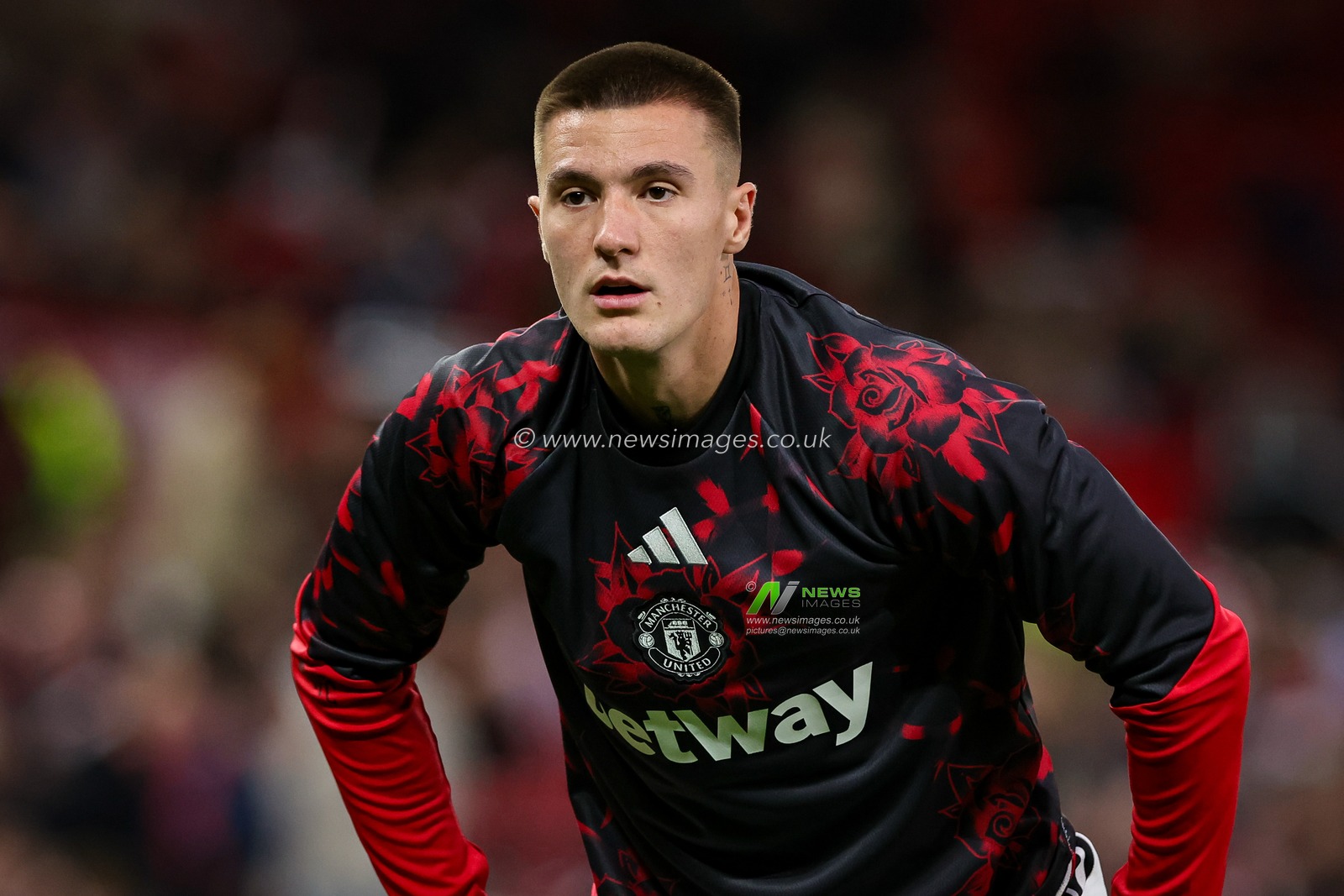 Benjamin Sesko of Manchester United in the pregame warmup session  during the Carabao Cup round 3 match Manchester United vs Brighton & Hove Albion at Old Trafford, Manchester, United Kingdom on 16 September 2026

(Photo by Mark Cosgrove/News Images)