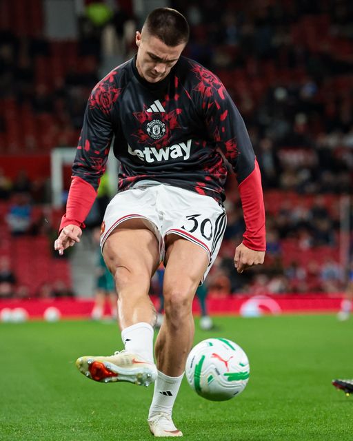 Benjamin Sesko of Manchester United in the pregame warmup session  during the Carabao Cup round 3 match Manchester United vs Brighton & Hove Albion at Old Trafford, Manchester, United Kingdom on 16 September 2026

(Photo by Mark Cosgrove/News Images)