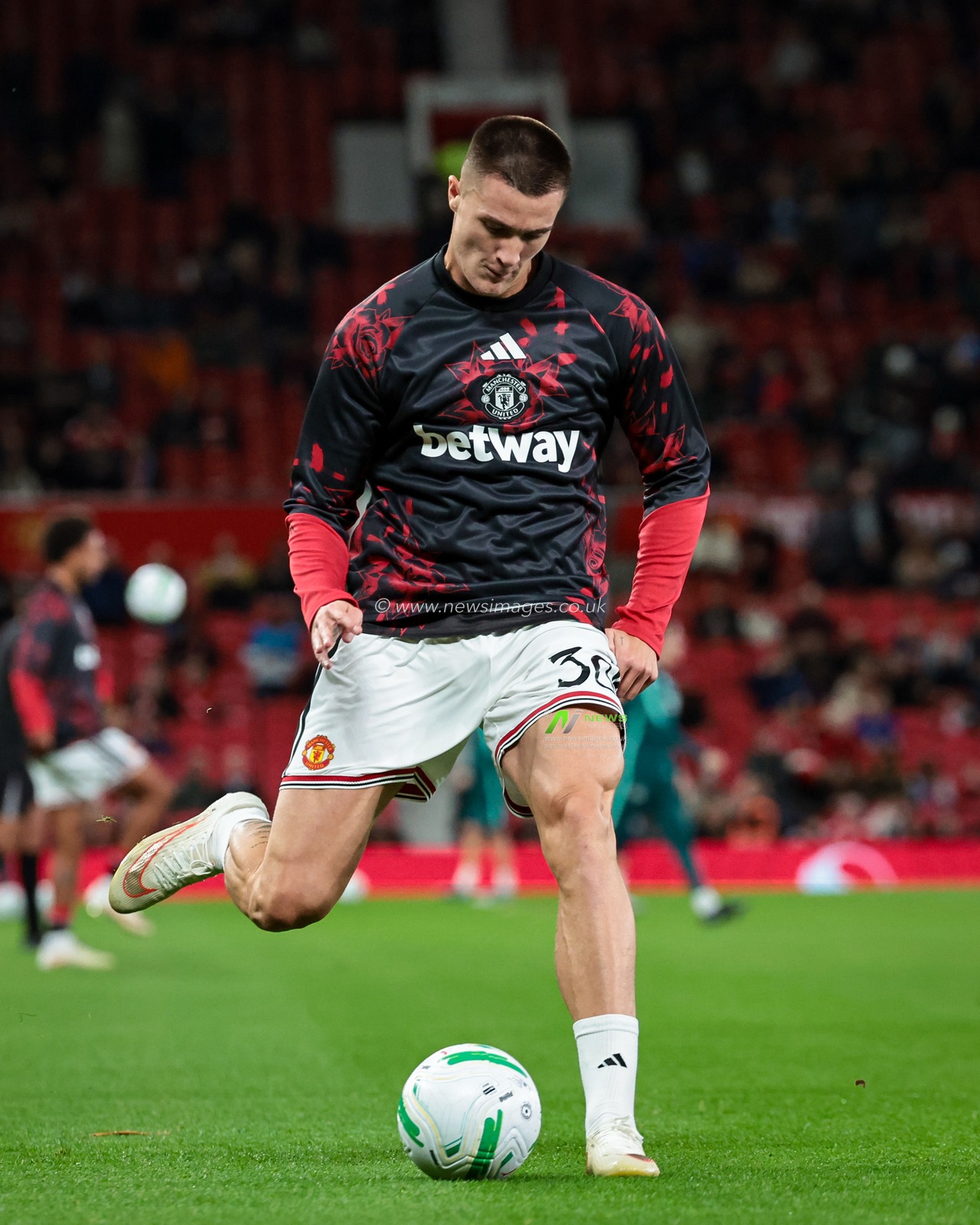 Benjamin Sesko of Manchester United in the pregame warmup session  during the Carabao Cup round 3 match Manchester United vs Brighton & Hove Albion at Old Trafford, Manchester, United Kingdom on 16 September 2026

(Photo by Mark Cosgrove/News Images)