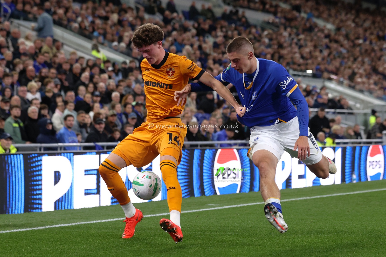 Sean Neave of Wolverhampton Wanderers holds off Vitaliy Mykolenko of Everton during the Carabao Cup round 3 match Everton vs Wolverhampton Wanderers at Hill Dickinson Stadium, Liverpool, United Kingdom on 16 September 2026

(Photo by Alfie Cosgrove/News Images)
