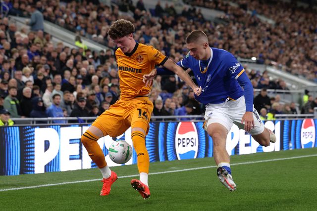 Sean Neave of Wolverhampton Wanderers holds off Vitaliy Mykolenko of Everton during the Carabao Cup round 3 match Everton vs Wolverhampton Wanderers at Hill Dickinson Stadium, Liverpool, United Kingdom on 16 September 2026

(Photo by Alfie Cosgrove/News Images)