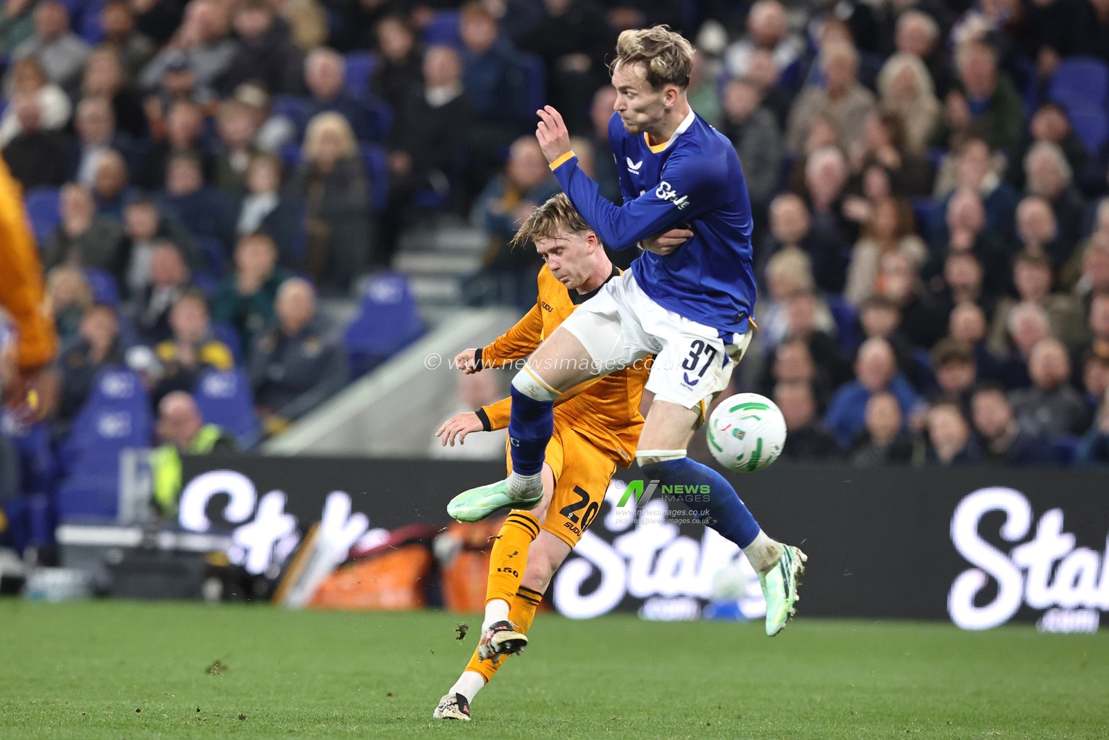 Tommy Doyle of Wolverhampton Wanderers takes a shot on goal during the Carabao Cup round 3 match Everton vs Wolverhampton Wanderers at Hill Dickinson Stadium, Liverpool, United Kingdom on 16 September 2026

(Photo by Alfie Cosgrove/News Images)