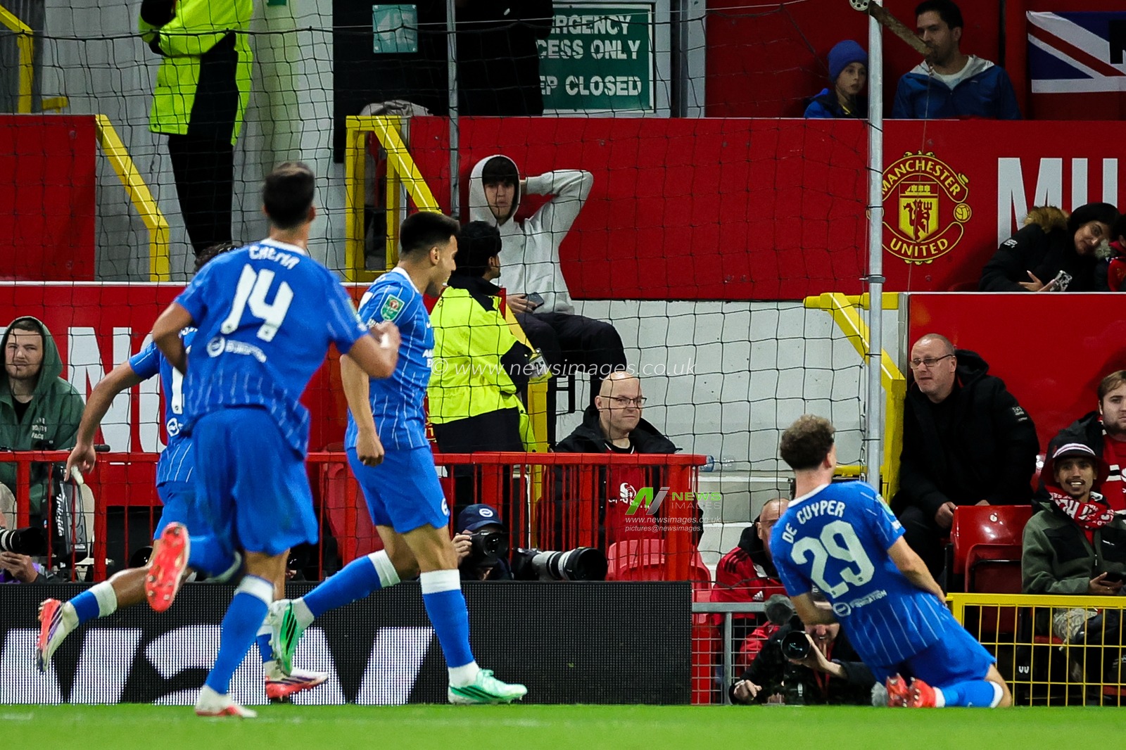 Maxim De Cuyper of Brighton & Hove Albion celebrates his goal to make it  2-3 during the Carabao Cup round 3 match Manchester United vs Brighton & Hove Albion at Old Trafford, Manchester, United Kingdom on 16 September 2026

(Photo by Mark Cosgrove/News Images)