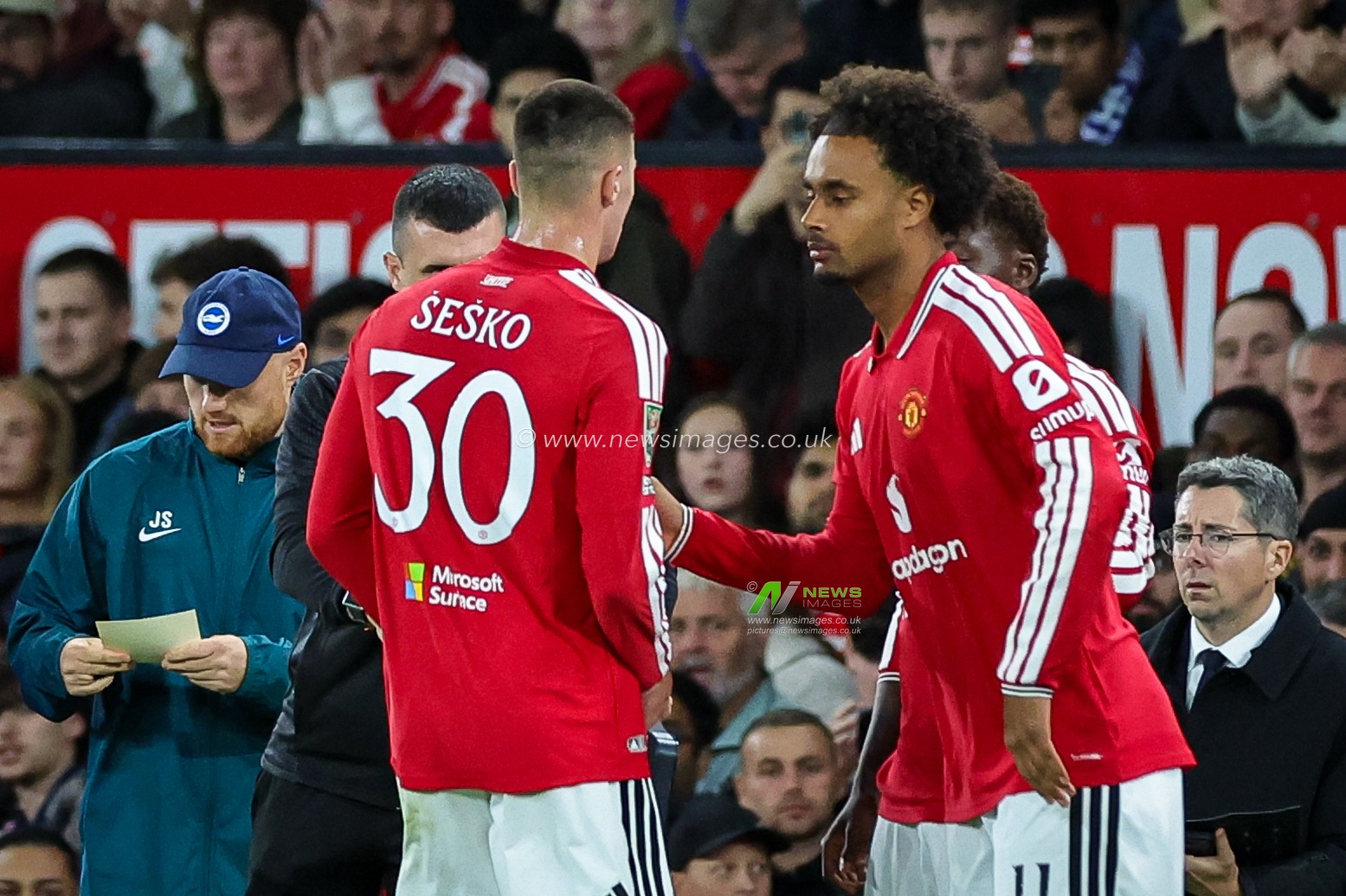 Benjamin Sesko of Manchester United is substituted   for Joshua Zirkzee of Manchester United during the Carabao Cup round 3 match Manchester United vs Brighton & Hove Albion at Old Trafford, Manchester, United Kingdom on 16 September 2026

(Photo by Mark Cosgrove/News Images)