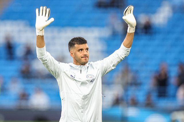 Manchester City goalkeeper Geronimo Rulli in the pregame warmup session during the Carabao Cup round 3 match Manchester City vs Norwich City at Etihad Stadium, Manchester, United Kingdom on 17 September 2026

(Photo by Mark Cosgrove/News Images)