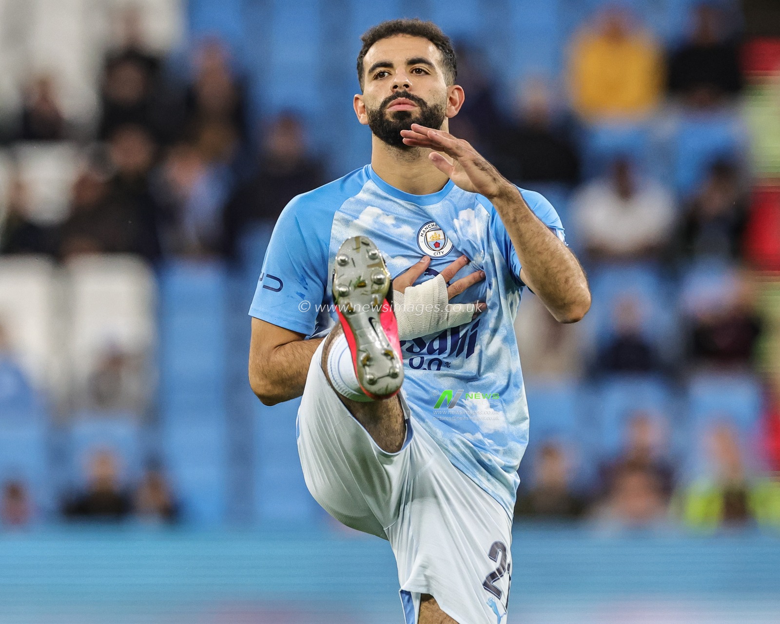 Rayan Ait-Nouri of Manchester City in the pregame warmup session during the Carabao Cup round 3 match Manchester City vs Norwich City at Etihad Stadium, Manchester, United Kingdom on 17 September 2026

(Photo by Mark Cosgrove/News Images)