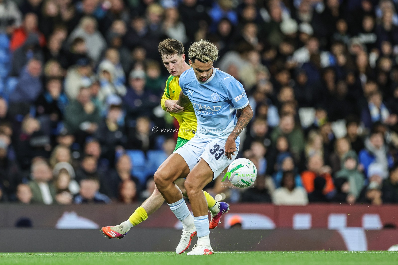 Nico O'Reilly of Manchester City holds off Kellen Fisher of Norwich City during the Carabao Cup round 3 match Manchester City vs Norwich City at Etihad Stadium, Manchester, United Kingdom on 17 September 2026

(Photo by Mark Cosgrove/News Images)