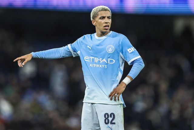 Rico Lewis of Manchester City gives his team instructions during the Carabao Cup round 3 match Manchester City vs Norwich City at Etihad Stadium, Manchester, United Kingdom on 17 September 2026

(Photo by Mark Cosgrove/News Images)