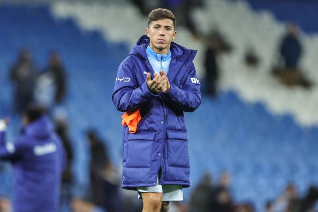 Enzo Fernandez of Manchester City applauds the fans after the game during the Carabao Cup round 3 match Manchester City vs Norwich City at Etihad Stadium, Manchester, United Kingdom on 17 September 2026

(Photo by Mark Cosgrove/News Images)