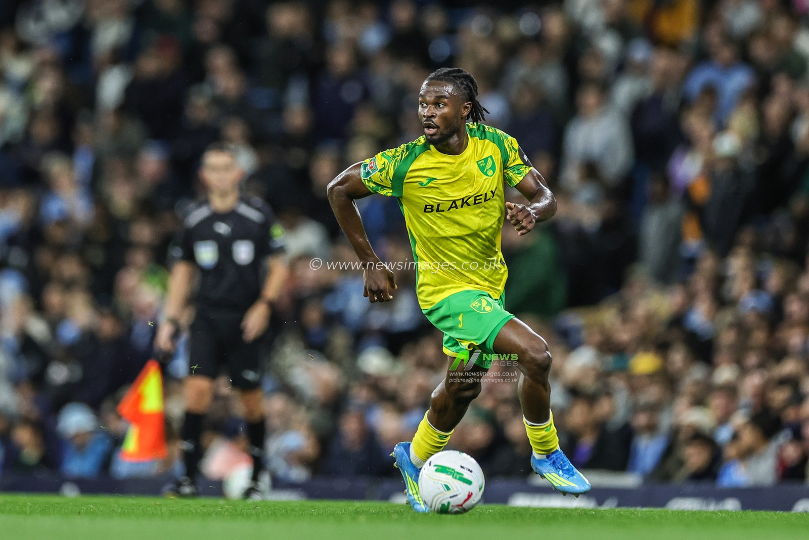 Darlin Yongwa of Norwich City breaks with the ball during the Carabao Cup round 3 match Manchester City vs Norwich City at Etihad Stadium, Manchester, United Kingdom on 17 September 2026

(Photo by Mark Cosgrove/News Images)