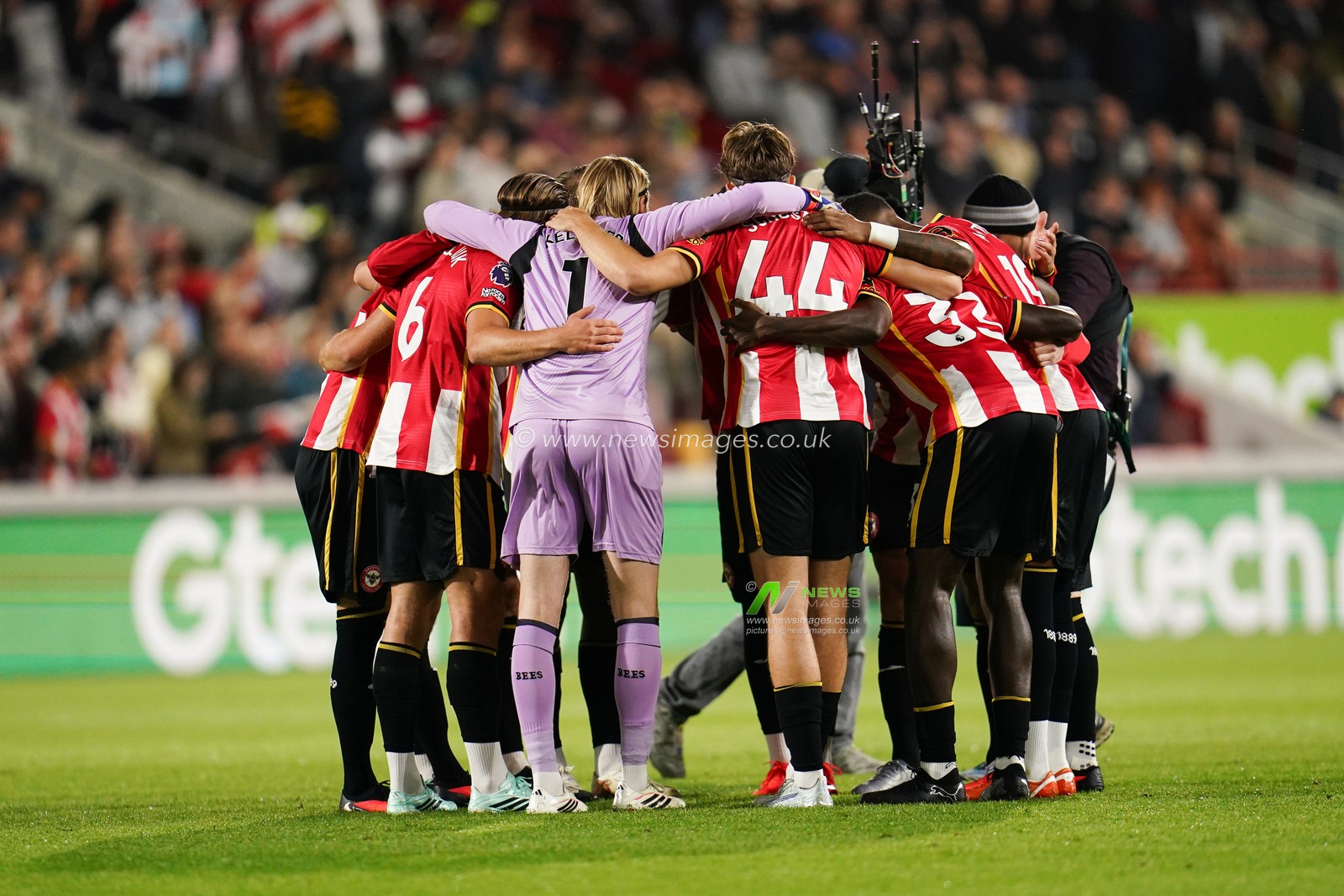 Brentford players huddle before kick off during the Premier League match Brentford vs Chelsea at GTECH Community Stadium, London, United Kingdom on 18 September 2026

(Photo by Harvey Murphy/News Images)