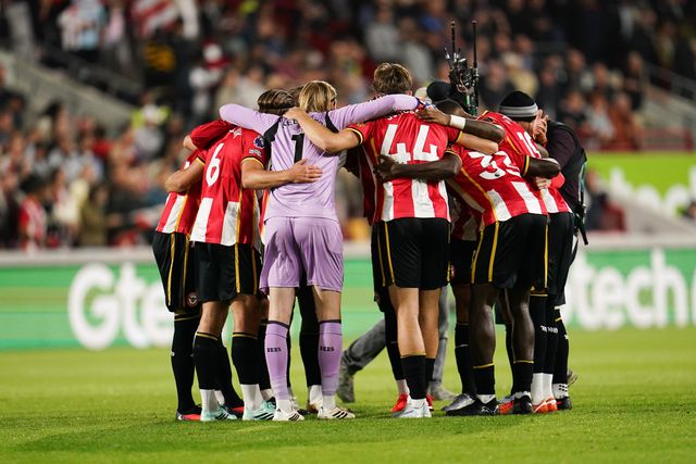Brentford players huddle before kick off during the Premier League match Brentford vs Chelsea at GTECH Community Stadium, London, United Kingdom on 18 September 2026

(Photo by Harvey Murphy/News Images)