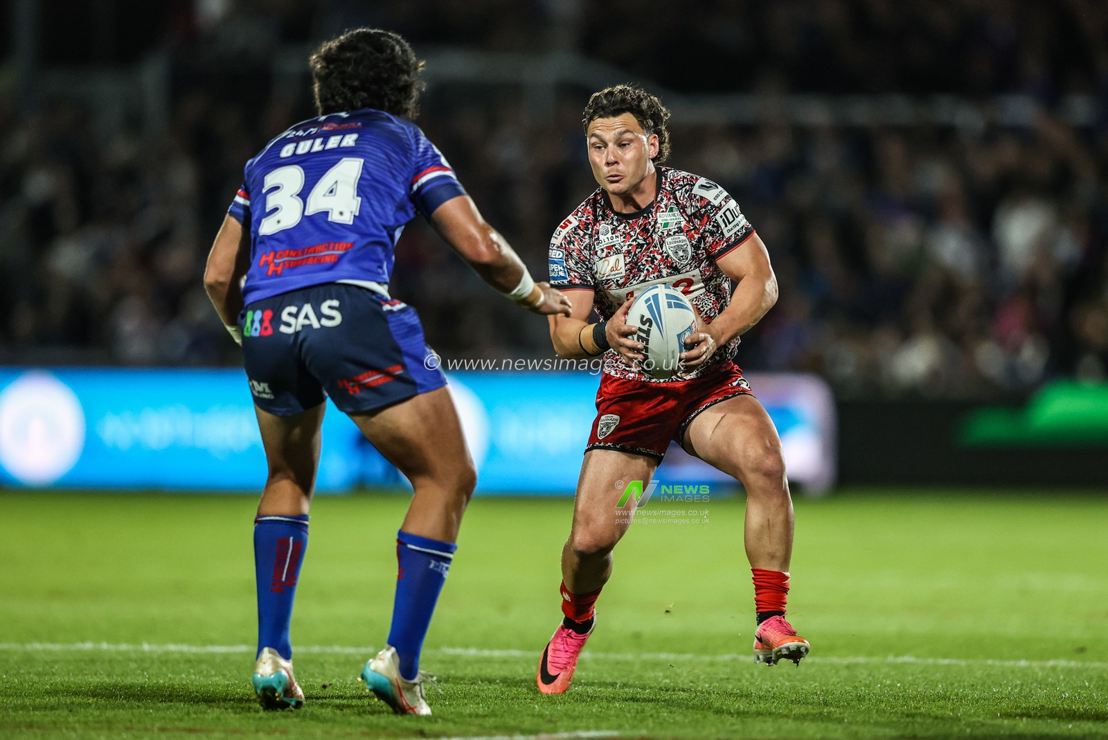 Lachlan Lam of Leigh Leopards breaks with the ball during the Betfred Super League Play-off Eliminator round match Wakefield Trinity vs Leigh Leopards at DIY Kitchens Stadium, Wakefield, United Kingdom on 18 September 2026

(Photo by Alfie Cosgrove/News Images)