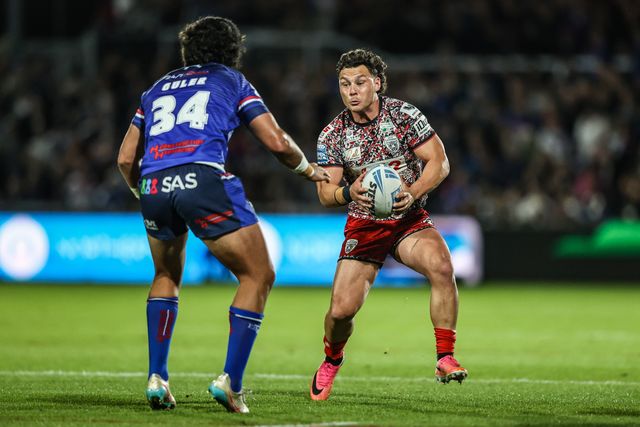Lachlan Lam of Leigh Leopards breaks with the ball during the Betfred Super League Play-off Eliminator round match Wakefield Trinity vs Leigh Leopards at DIY Kitchens Stadium, Wakefield, United Kingdom on 18 September 2026

(Photo by Alfie Cosgrove/News Images)