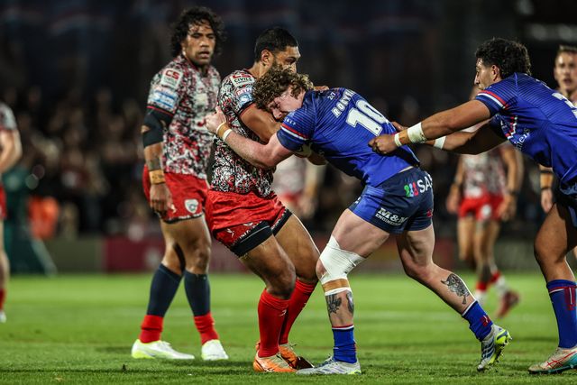 Isaac Liu of Leigh Leopards is tackled by Ky Rodwell of Wakefield Trinity during the Betfred Super League Play-off Eliminator round match Wakefield Trinity vs Leigh Leopards at DIY Kitchens Stadium, Wakefield, United Kingdom on 18 September 2026

(Photo by Alfie Cosgrove/News Images)