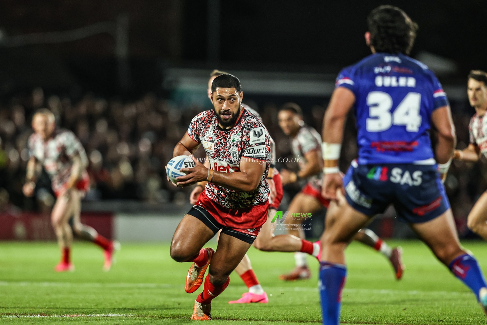 Isaac Liu of Leigh Leopards breaks with the ball during the Betfred Super League Play-off Eliminator round match Wakefield Trinity vs Leigh Leopards at DIY Kitchens Stadium, Wakefield, United Kingdom on 18 September 2026

(Photo by Alfie Cosgrove/News Images)