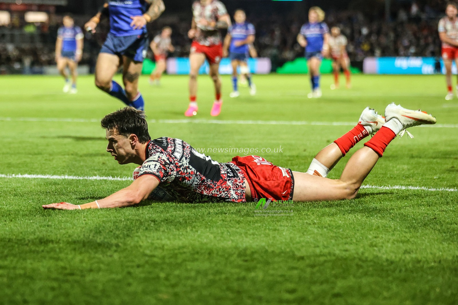 David Armstrong of Leigh Leopards goes over for a try during the Betfred Super League Play-off Eliminator round match Wakefield Trinity vs Leigh Leopards at DIY Kitchens Stadium, Wakefield, United Kingdom on 18 September 2026

(Photo by Alfie Cosgrove/News Images)