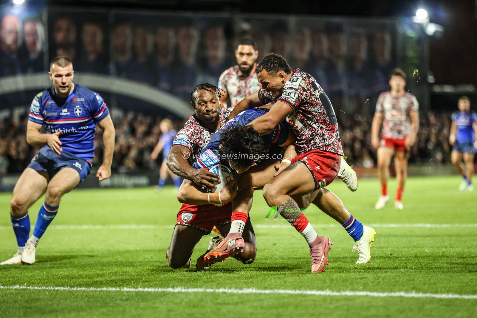 Isaiah Vagana of Wakefield Trinity goes over for a try during the Betfred Super League Play-off Eliminator round match Wakefield Trinity vs Leigh Leopards at DIY Kitchens Stadium, Wakefield, United Kingdom on 18 September 2026

(Photo by Alfie Cosgrove/News Images)