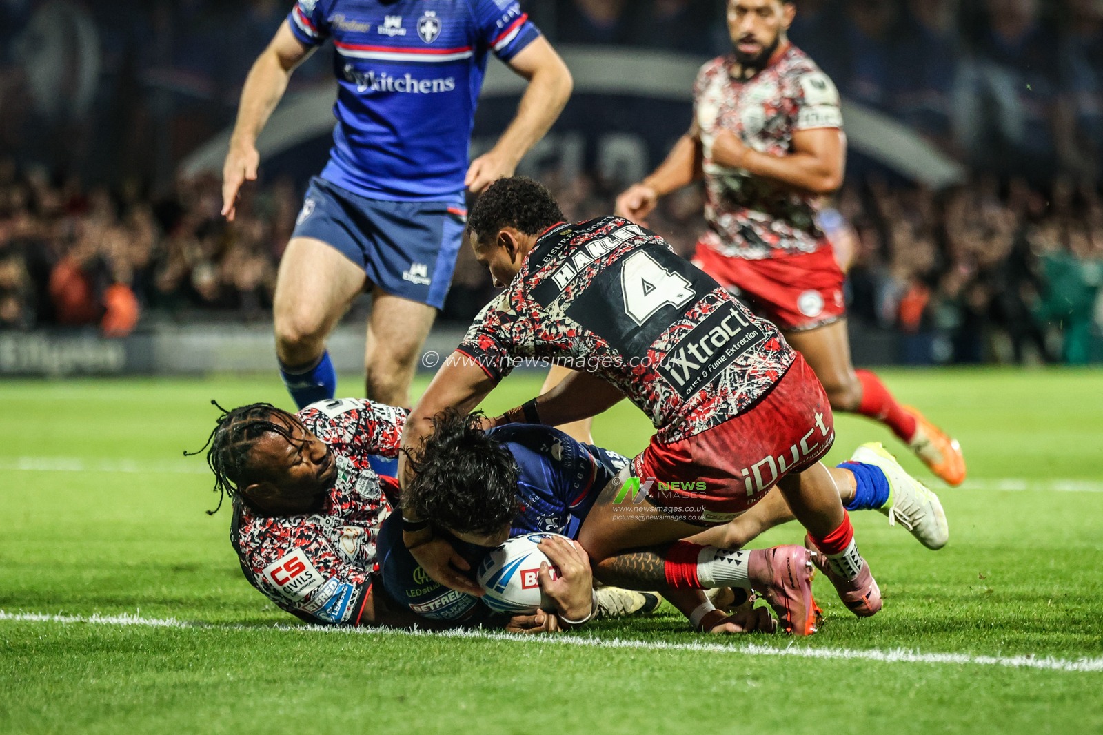 Isaiah Vagana of Wakefield Trinity goes over for a try during the Betfred Super League Play-off Eliminator round match Wakefield Trinity vs Leigh Leopards at DIY Kitchens Stadium, Wakefield, United Kingdom on 18 September 2026

(Photo by Alfie Cosgrove/News Images)