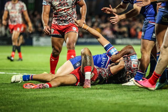 Isaiah Vagana of Wakefield Trinity celebrates his try during the Betfred Super League Play-off Eliminator round match Wakefield Trinity vs Leigh Leopards at DIY Kitchens Stadium, Wakefield, United Kingdom on 18 September 2026

(Photo by Alfie Cosgrove/News Images)