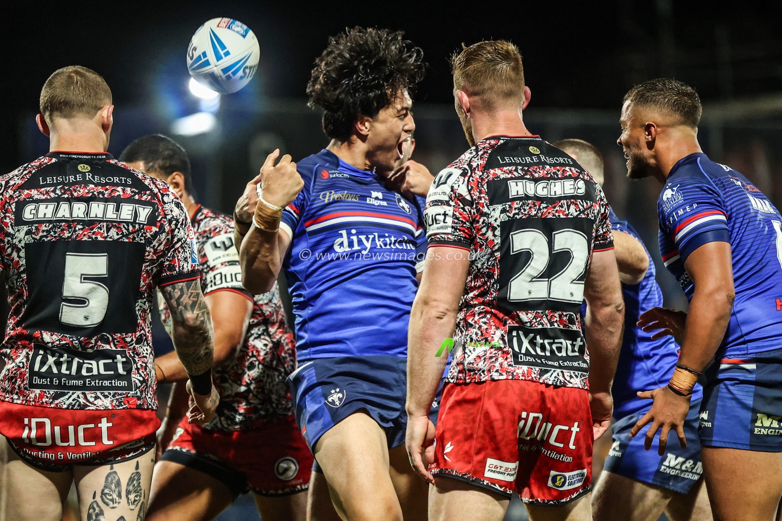 Isaiah Vagana of Wakefield Trinity celebrates his try during the Betfred Super League Play-off Eliminator round match Wakefield Trinity vs Leigh Leopards at DIY Kitchens Stadium, Wakefield, United Kingdom on 18 September 2026

(Photo by Alfie Cosgrove/News Images)