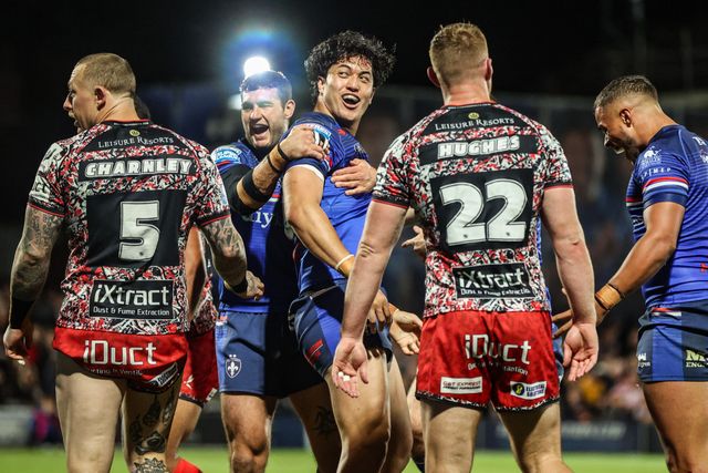 Isaiah Vagana of Wakefield Trinity celebrates his try during the Betfred Super League Play-off Eliminator round match Wakefield Trinity vs Leigh Leopards at DIY Kitchens Stadium, Wakefield, United Kingdom on 18 September 2026

(Photo by Alfie Cosgrove/News Images)