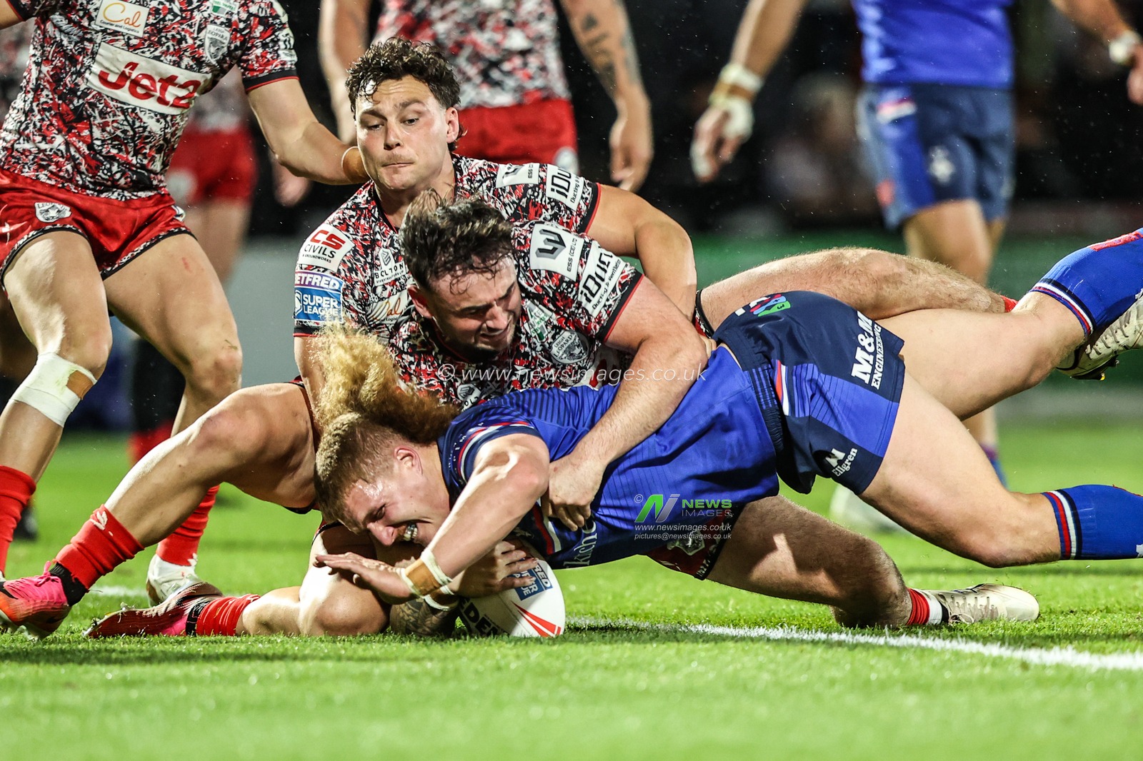 Caius Faatili of Wakefield Trinity goes over for a try during the Betfred Super League Play-off Eliminator round match Wakefield Trinity vs Leigh Leopards at DIY Kitchens Stadium, Wakefield, United Kingdom on 18 September 2026

(Photo by Alfie Cosgrove/News Images)