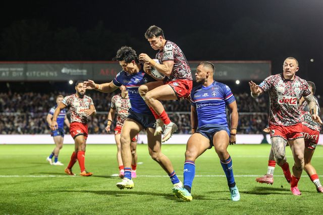 David Armstrong of Leigh Leopards jumps up to win the high ball during the Betfred Super League Play-off Eliminator round match Wakefield Trinity vs Leigh Leopards at DIY Kitchens Stadium, Wakefield, United Kingdom on 18 September 2026

(Photo by Alfie Cosgrove/News Images)
