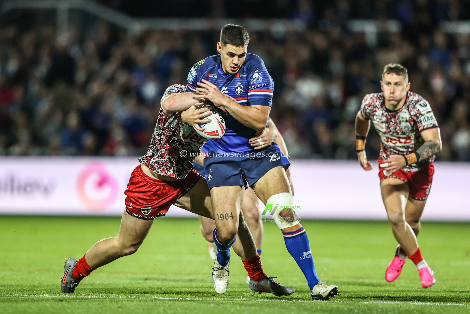 Caleb Hamlin-Uele of Wakefield Trinity is tackled by Jack Hughes of Leigh Leopards during the Betfred Super League Play-off Eliminator round match Wakefield Trinity vs Leigh Leopards at DIY Kitchens Stadium, Wakefield, United Kingdom on 18 September 2026

(Photo by Alfie Cosgrove/News Images)