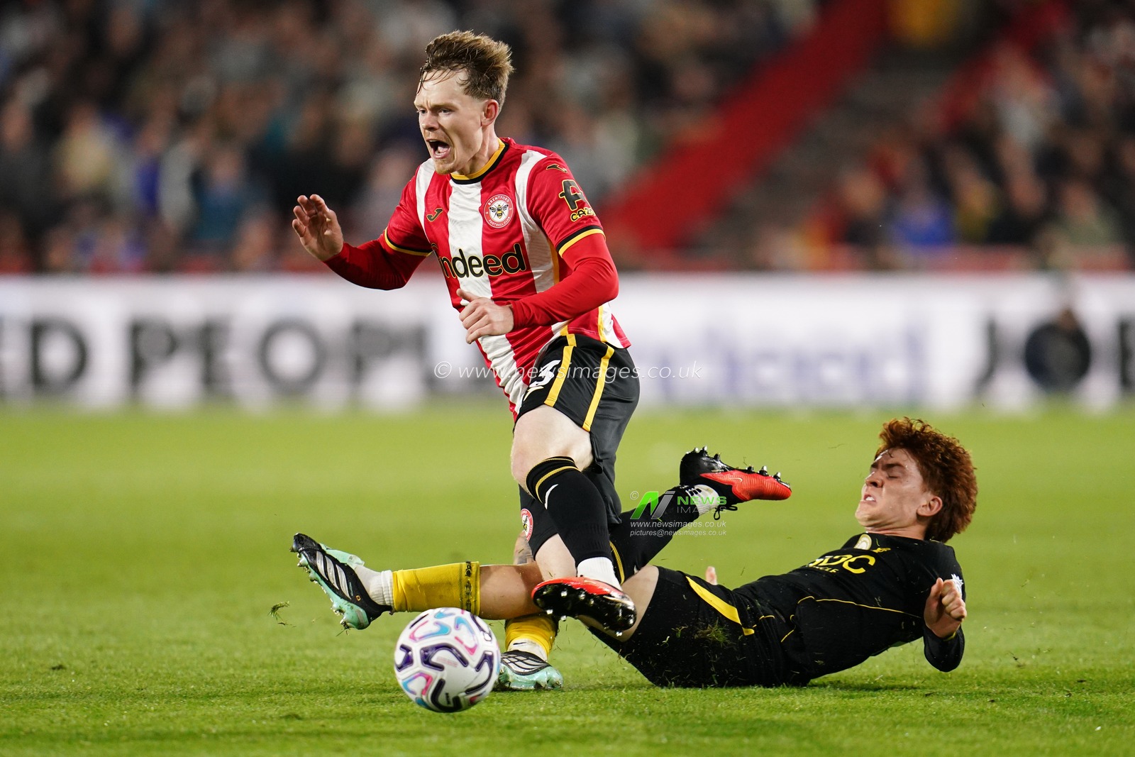 Valentin Barco of Chelsea tackles Keane Lewis-Potter of Brentford off the ball during the Premier League match Brentford vs Chelsea at GTECH Community Stadium, London, United Kingdom on 18 September 2026

(Photo by Harvey Murphy/News Images)