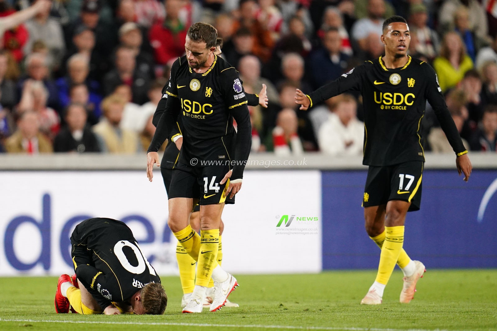 Chelsea players after winning free kick during the Premier League match Brentford vs Chelsea at GTECH Community Stadium, London, United Kingdom on 18 September 2026

(Photo by Harvey Murphy/News Images)
