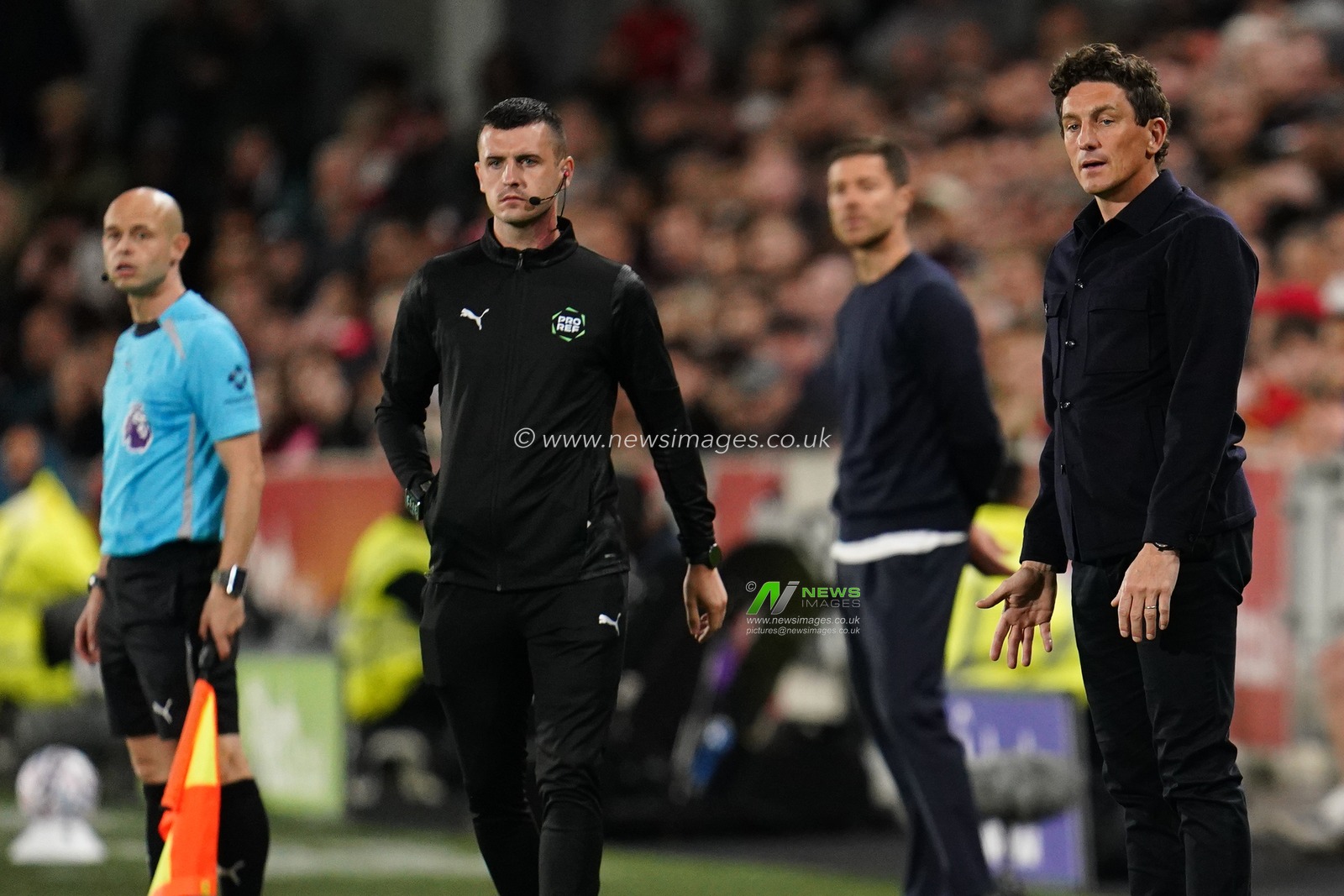 Keith Andrews manager of Brentford during the Premier League match Brentford vs Chelsea at GTECH Community Stadium, London, United Kingdom on 18 September 2026

(Photo by Harvey Murphy/News Images)
