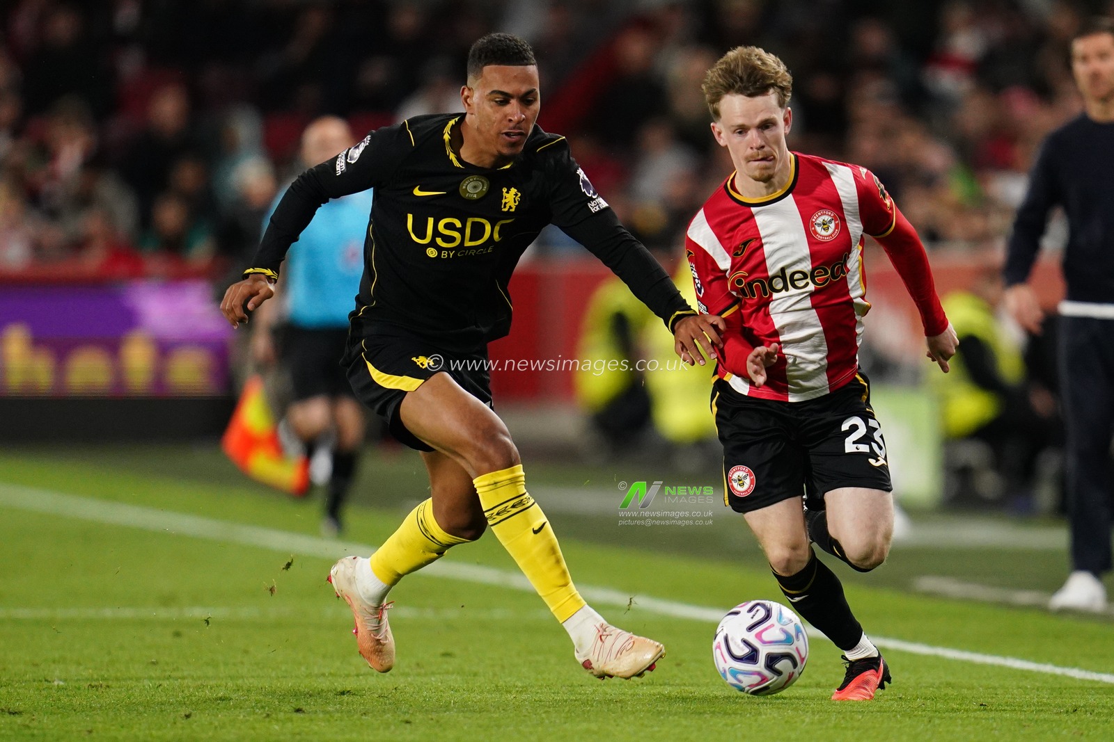 Keane Lewis-Potter of Brentford and Morgan Rogers of Chelsea battle for the ball during the Premier League match Brentford vs Chelsea at GTECH Community Stadium, London, United Kingdom on 18 September 2026

(Photo by Harvey Murphy/News Images)