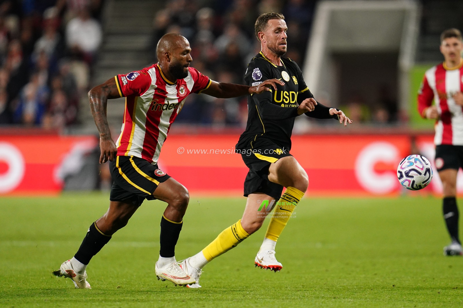 Jordan Henderson of Chelsea and Igor Thiago of Brentford battle during the Premier League match Brentford vs Chelsea at GTECH Community Stadium, London, United Kingdom on 18 September 2026

(Photo by Harvey Murphy/News Images)