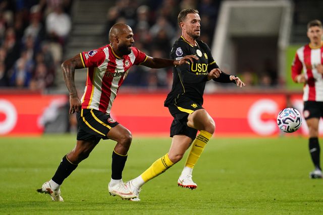 Jordan Henderson of Chelsea and Igor Thiago of Brentford battle during the Premier League match Brentford vs Chelsea at GTECH Community Stadium, London, United Kingdom on 18 September 2026

(Photo by Harvey Murphy/News Images)