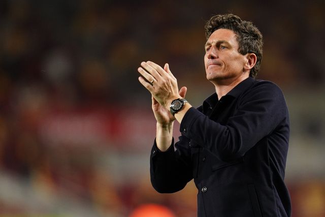 Keith Andrews manager of Brentford applauds home support at full time during the Premier League match Brentford vs Chelsea at GTECH Community Stadium, London, United Kingdom on 18 September 2026

(Photo by Harvey Murphy/News Images)