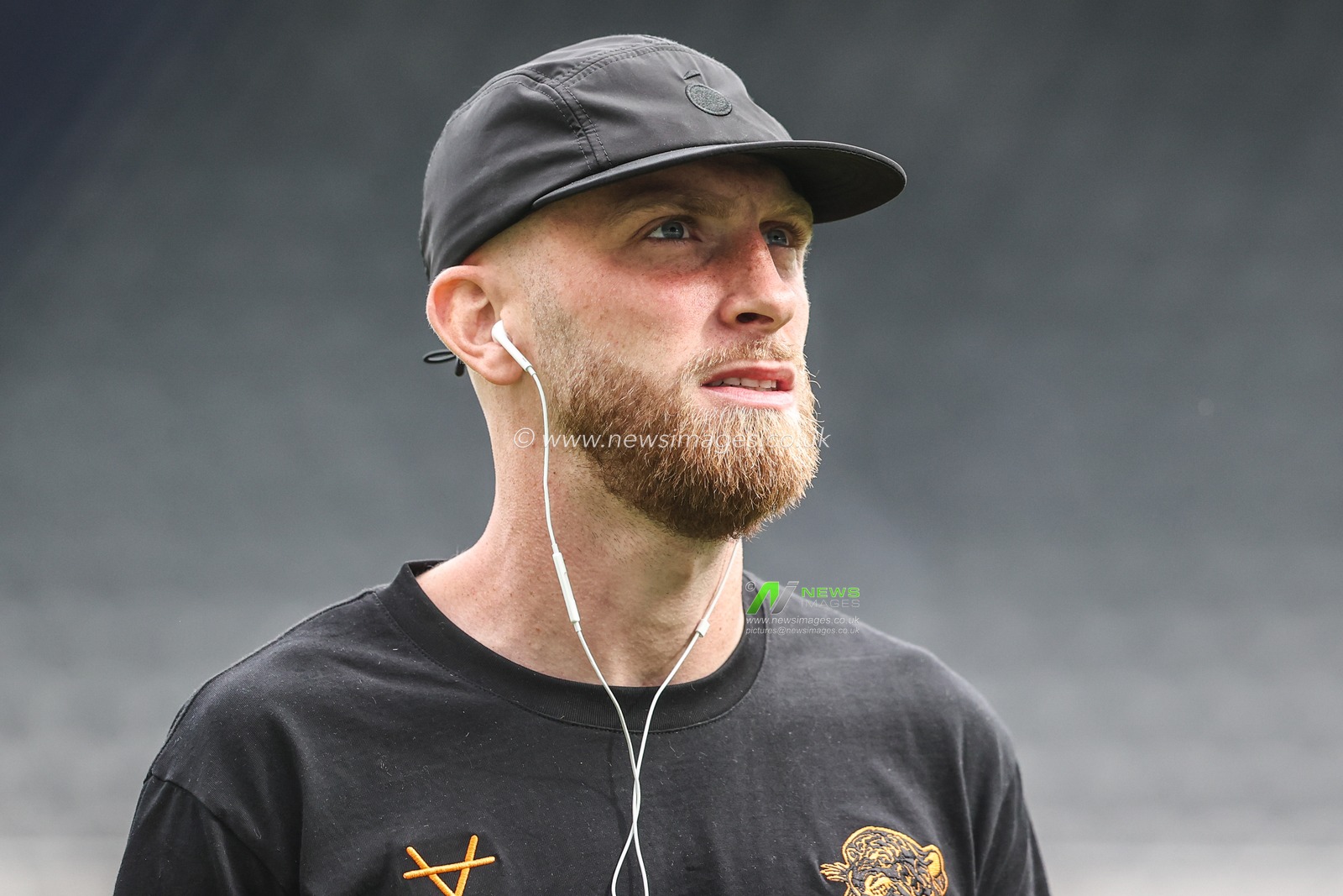 Oliver McBurnie of Hull City arrives during the Premier League match Newcastle Untied vs Hull City at St. James's Park, Newcastle, United Kingdom on 19 September 2026

(Photo by Alfie Cosgrove/News Images)