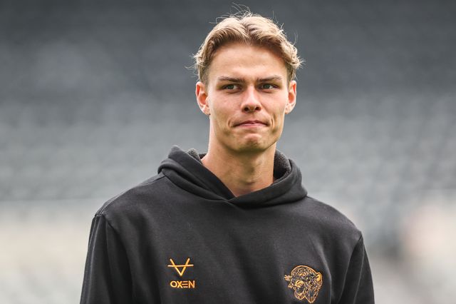 Jens Hjertø-Dahl of Hull City arrives during the Premier League match Newcastle Untied vs Hull City at St. James's Park, Newcastle, United Kingdom on 19 September 2026

(Photo by Alfie Cosgrove/News Images)