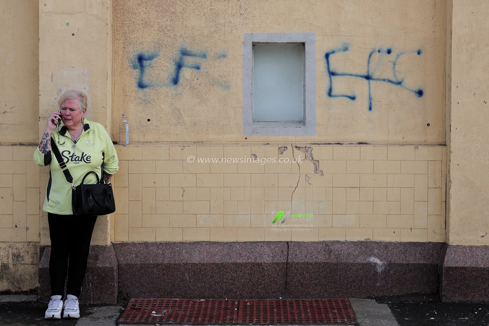 Everton fan stood in-front of graffiti wall prior to the Premier League match Everton vs Ipswich Town at Hill Dickinson Stadium, Liverpool, United Kingdom on 19 September 2026

(Photo by Jorge Horsted/News Images)