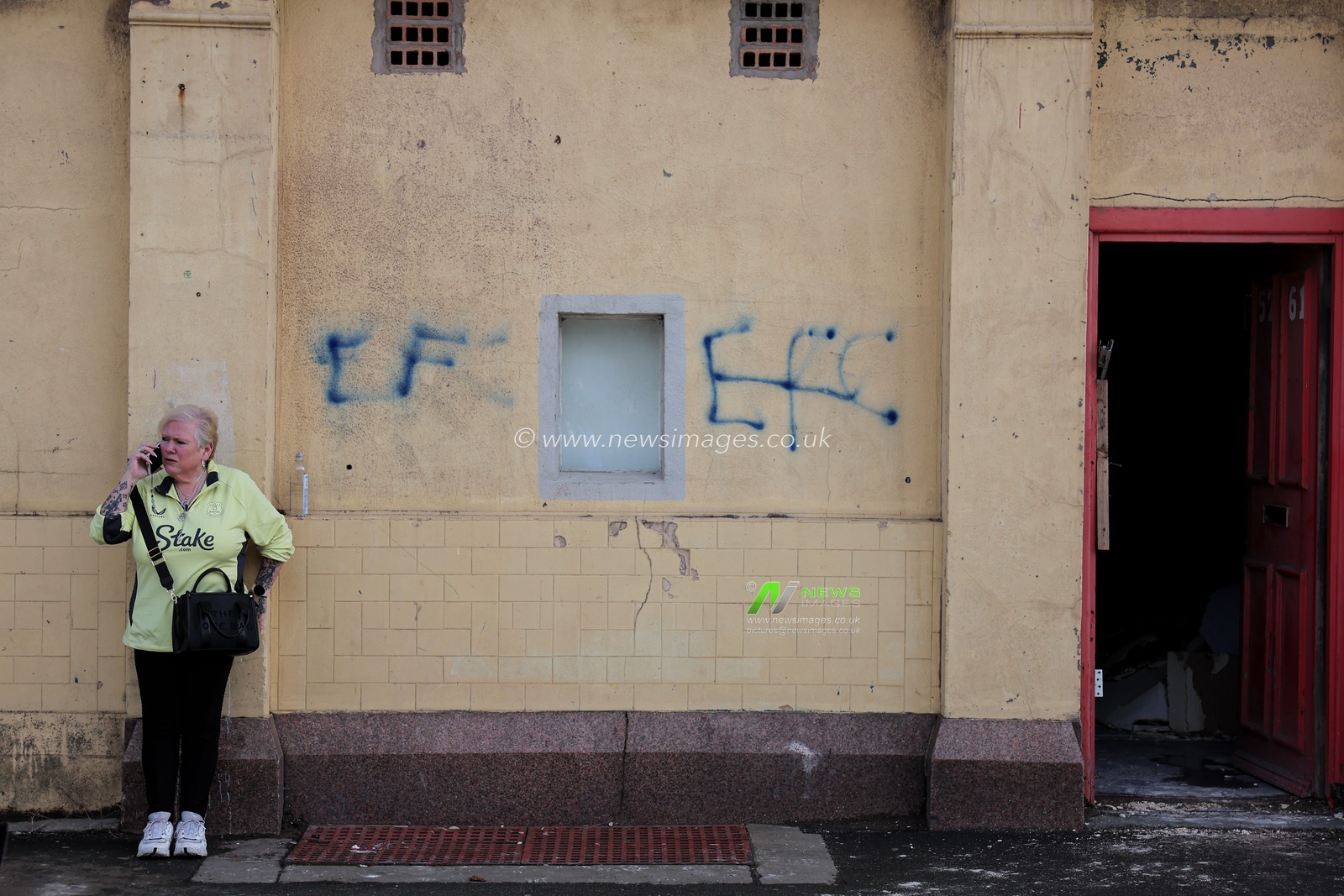 Everton fan stood in-front of graffiti wall prior to the Premier League match Everton vs Ipswich Town at Hill Dickinson Stadium, Liverpool, United Kingdom on 19 September 2026

(Photo by Jorge Horsted/News Images)