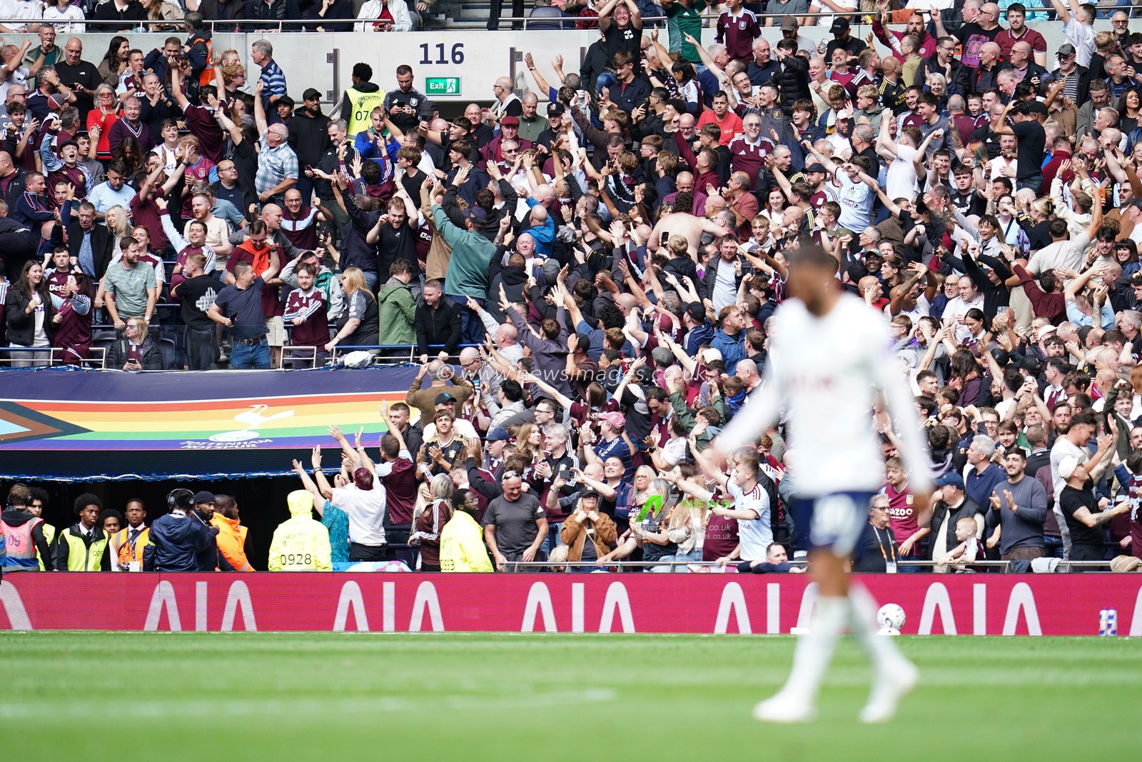 Aston Villa fans celebrate third goal during the Premier League match Tottenham Hotspur vs Aston Villa at Tottenham Hotspur Stadium, London, United Kingdom on 19 September 2026

(Photo by Harvey Murphy/News Images)